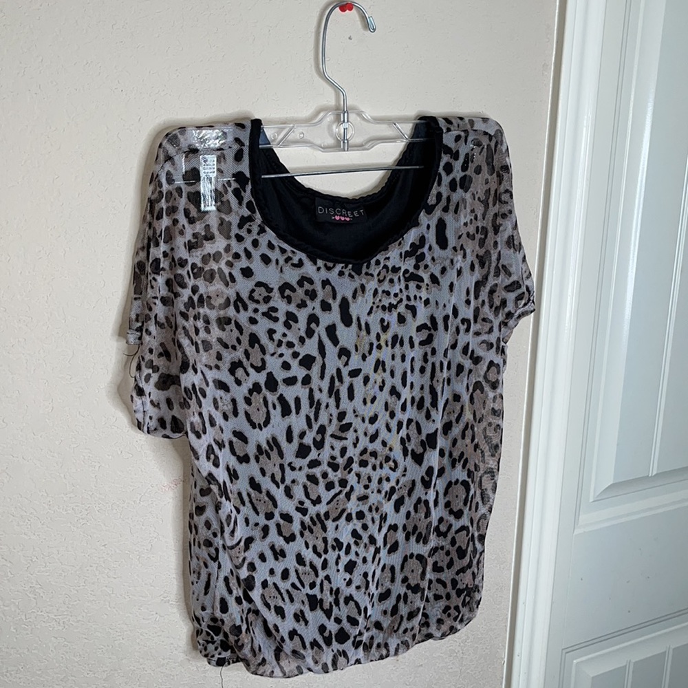 Discreet top